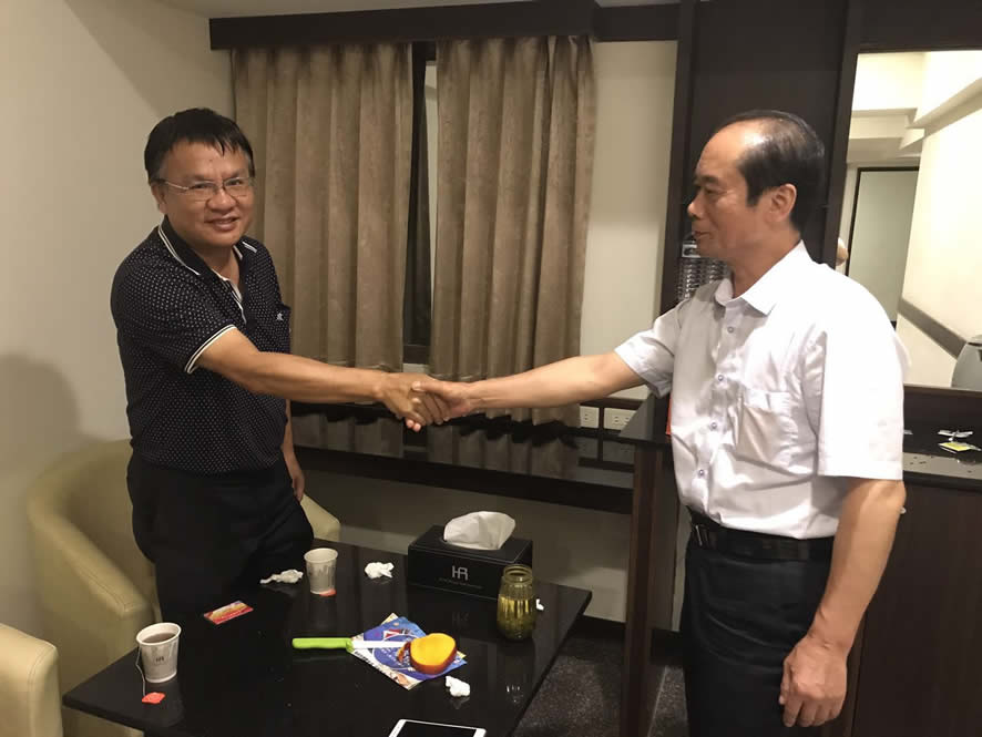 臺灣建翔富實業（股）公司董事長陳建昌在臺灣省臺中市會見我司董事會成員之一黃勇